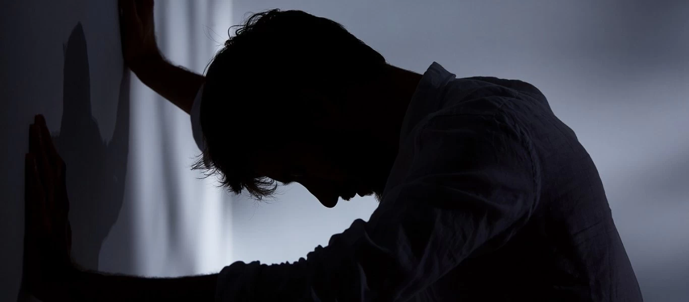 Κατάθλιψη: Τα συμπτώματα στην λειτουργία του σώματος και οι τροφές που θα σας βοηθήσουν να νιώσετε καλύτερα